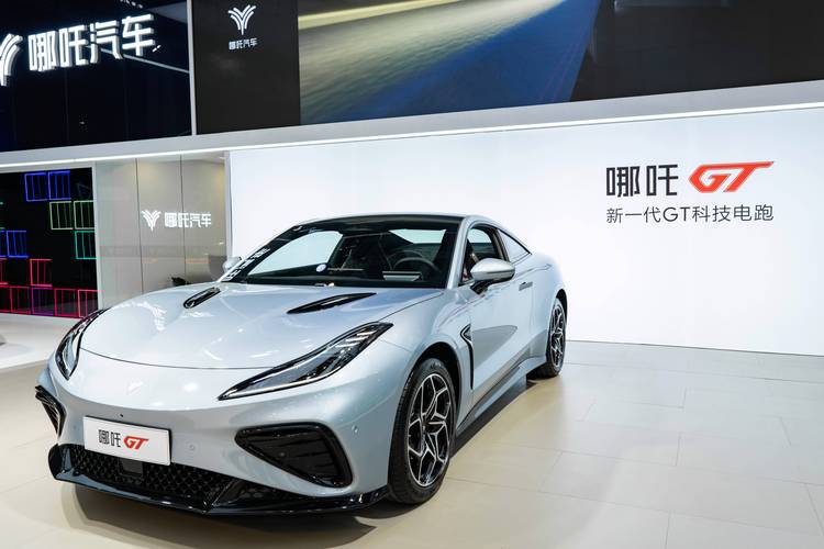 东莞154哪吒汽车在智能汽车领域的表现，领途汽车在新能源汽车市场中的影响力